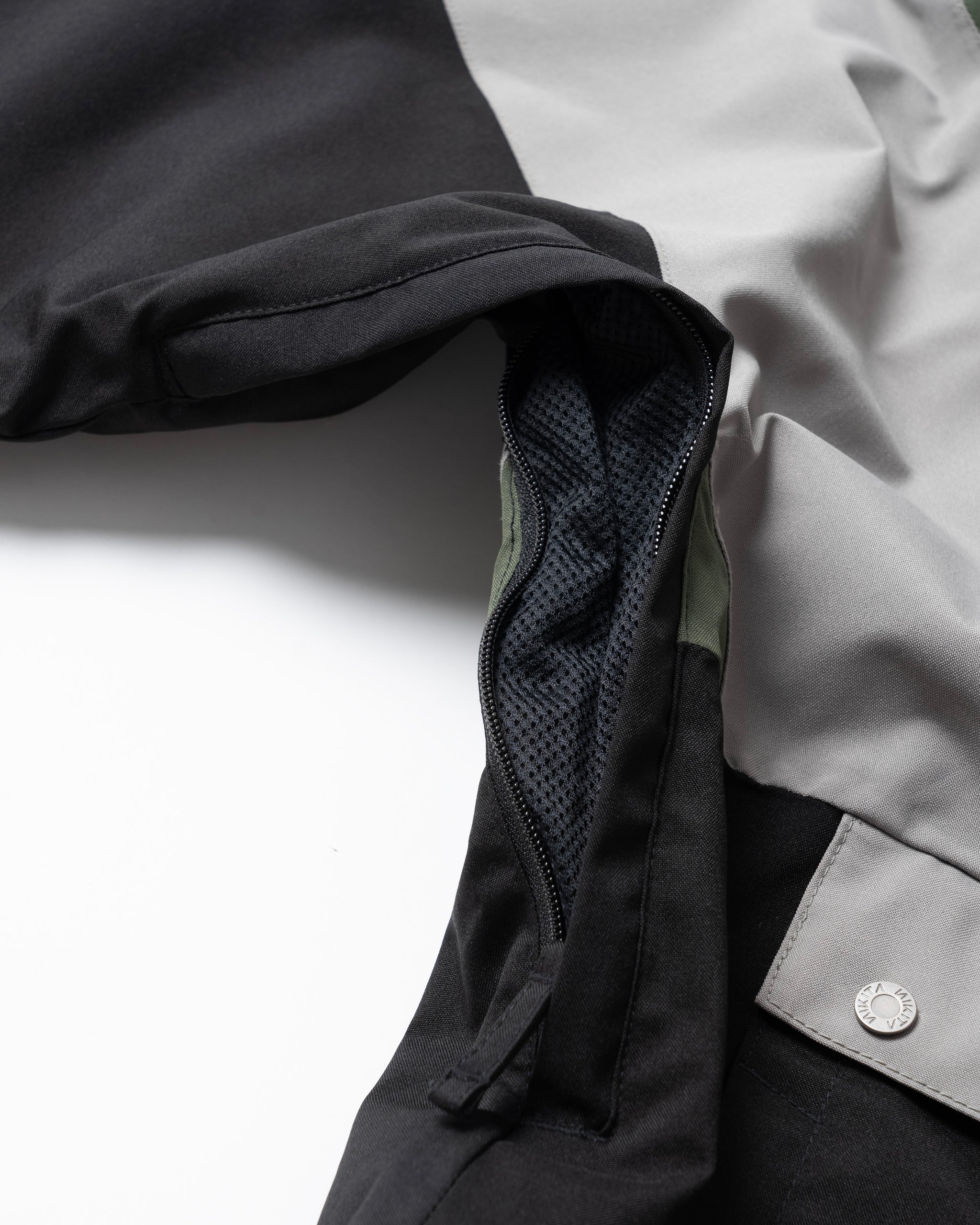 【未使用】[上下セット] ニキータ WILLOW ANORAK プルオーバー ジャケット ジョガーカーゴ パンツ NIKITA L レディース 未使用】[上下セット] ニキータ WILLOW ANORAK プルオーバー
